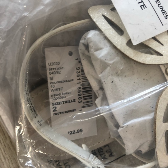 Children’s place white butterfly sandals - Picture 2 of 3